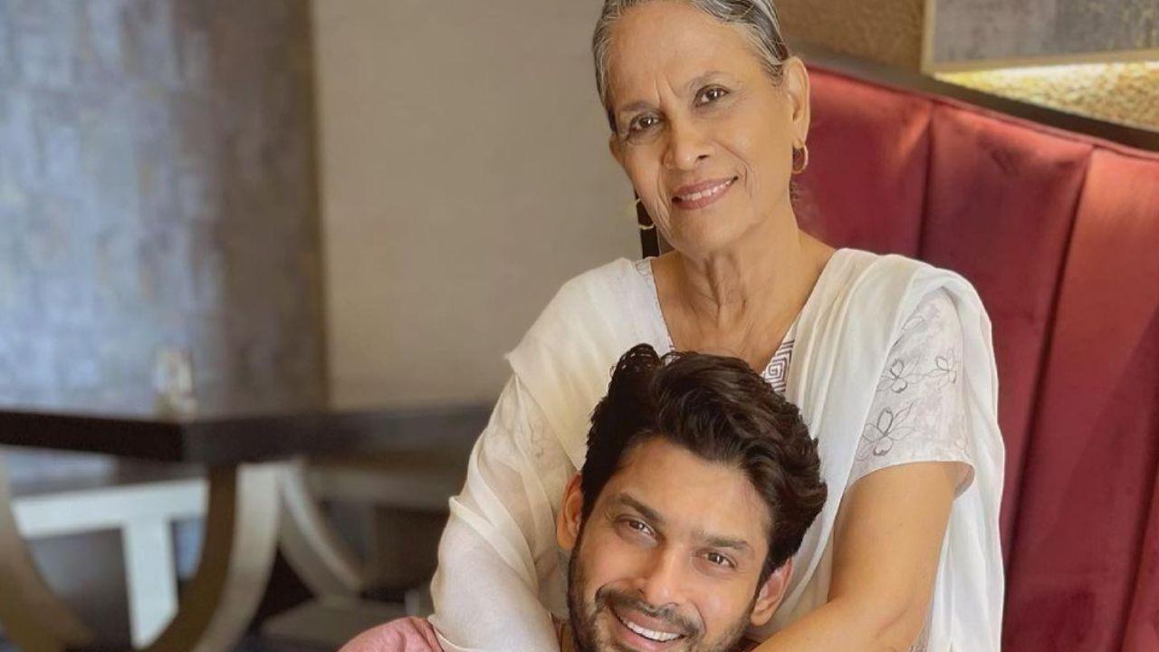 Even though Sidharth Shukla looked like an extremely tough guy, the world saw his emotional side too when his mother had come to visit him during Bigg Boss. The late actor hugged his mother and cried inconsolably. 